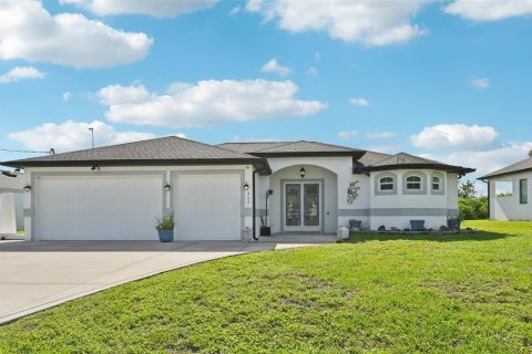 House in Port Charlotte, Florida 3 bedrooms, 160.72 sq.m. № 1784392 - photo 1