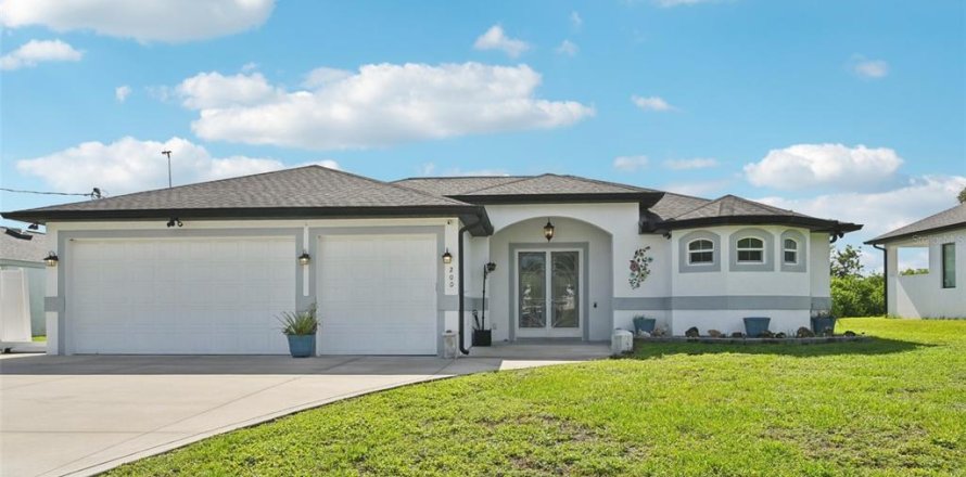 House in Port Charlotte, Florida 3 bedrooms, 160.72 sq.m. № 1784392