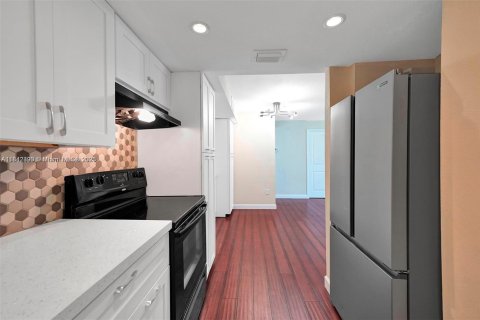 Condo in Miami, Florida, 2 bedrooms  № 1839448 - photo 9