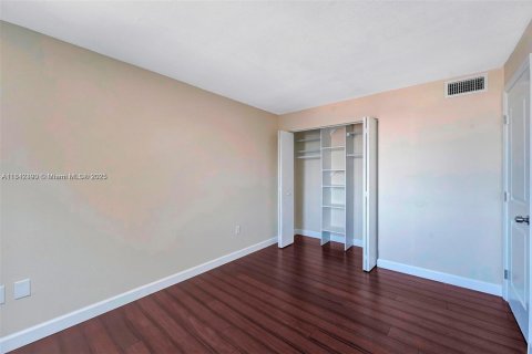 Condo in Miami, Florida, 2 bedrooms  № 1839448 - photo 14