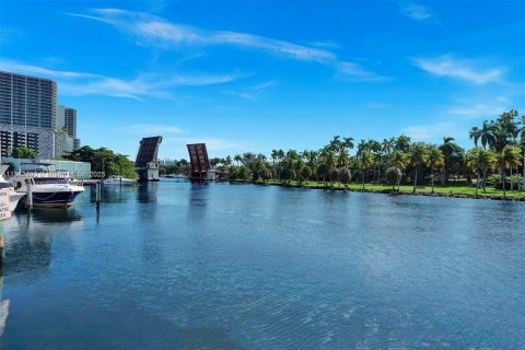 Condo in Miami, Florida, 2 bedrooms  № 1839448 - photo 24