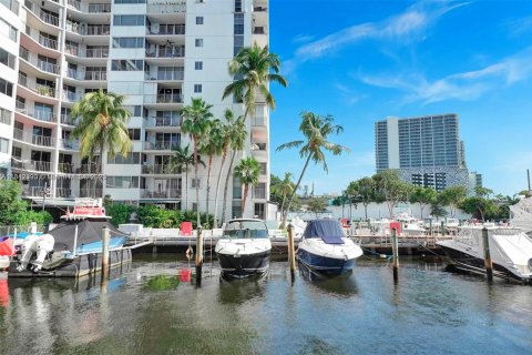 Condo in Miami, Florida, 2 bedrooms  № 1839448 - photo 25
