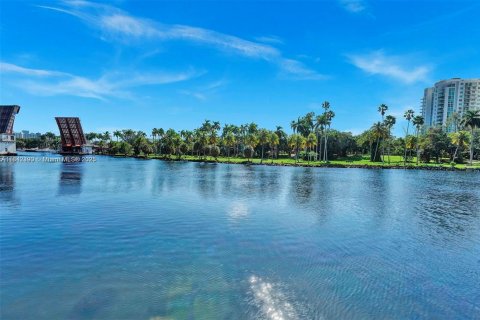 Condo in Miami, Florida, 2 bedrooms  № 1839448 - photo 3