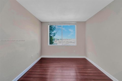 Condo in Miami, Florida, 2 bedrooms  № 1839448 - photo 12