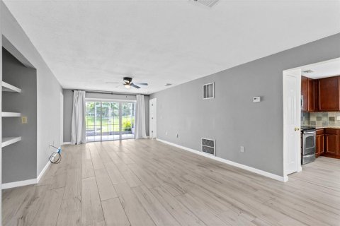 Condo in Longwood, Florida, 2 bedrooms  № 2220289 - photo 3