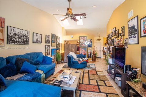 Townhouse in Tamarac, Florida 2 bedrooms, 118.91 sq.m. № 1811098 - photo 8