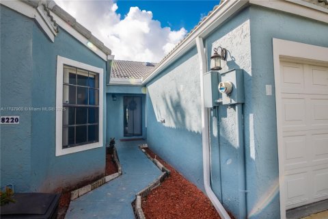 Townhouse in Tamarac, Florida 2 bedrooms, 118.91 sq.m. № 1811098 - photo 4