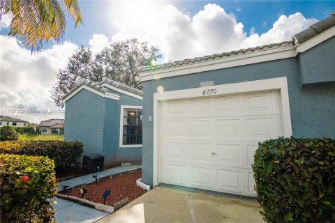 Townhouse in Tamarac, Florida 2 bedrooms, 118.91 sq.m. № 1811098 - photo 3