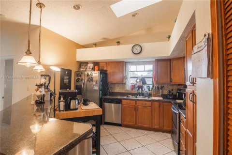 Townhouse in Tamarac, Florida 2 bedrooms, 118.91 sq.m. № 1811098 - photo 13