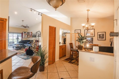 Townhouse in Tamarac, Florida 2 bedrooms, 118.91 sq.m. № 1811098 - photo 12