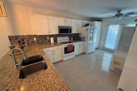 Townhouse in Miami, Florida 3 bedrooms, 166.67 sq.m. № 1920324 - photo 12