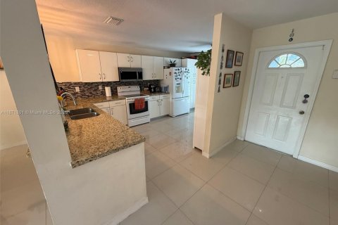 Townhouse in Miami, Florida 3 bedrooms, 166.67 sq.m. № 1920324 - photo 9