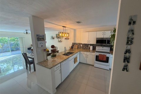 Townhouse in Miami, Florida 3 bedrooms, 166.67 sq.m. № 1920324 - photo 8