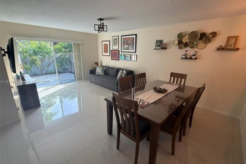 Townhouse in Miami, Florida 3 bedrooms, 166.67 sq.m. № 1920324 - photo 14