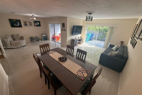 Townhouse in Miami, Florida 3 bedrooms, 166.67 sq.m. № 1920324 - photo 15