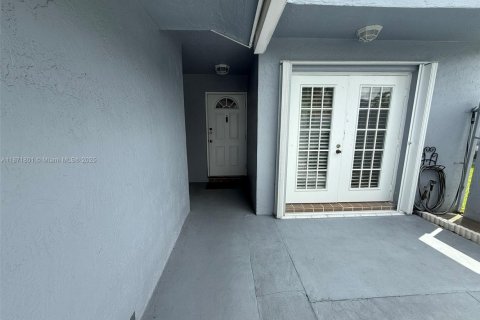 Townhouse in Miami, Florida 3 bedrooms, 166.67 sq.m. № 1920324 - photo 5