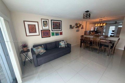Townhouse in Miami, Florida 3 bedrooms, 166.67 sq.m. № 1920324 - photo 17