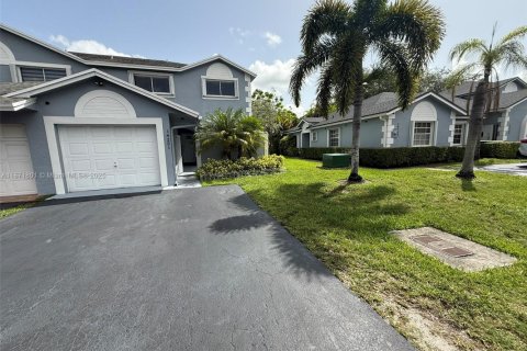 Townhouse in Miami, Florida 3 bedrooms, 166.67 sq.m. № 1920324 - photo 2