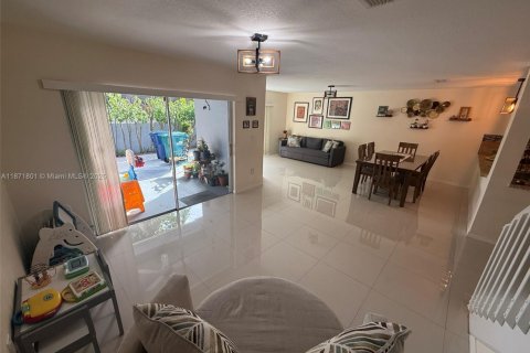 Townhouse in Miami, Florida 3 bedrooms, 166.67 sq.m. № 1920324 - photo 16