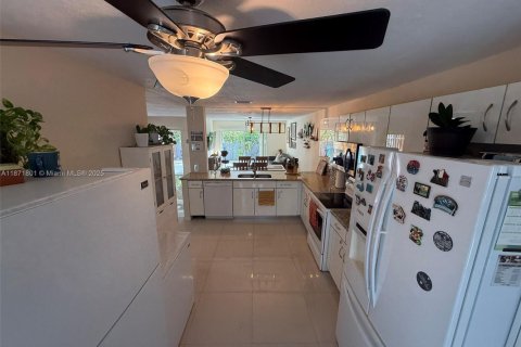 Townhouse in Miami, Florida 3 bedrooms, 166.67 sq.m. № 1920324 - photo 11