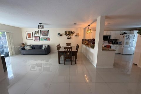 Townhouse in Miami, Florida 3 bedrooms, 166.67 sq.m. № 1920324 - photo 13