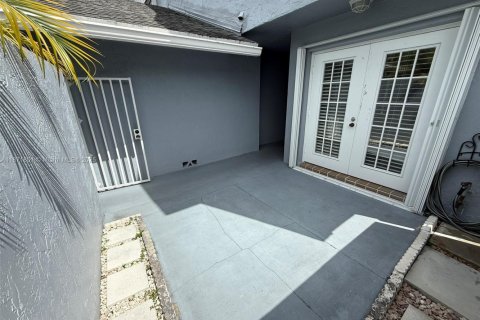Townhouse in Miami, Florida 3 bedrooms, 166.67 sq.m. № 1920324 - photo 6