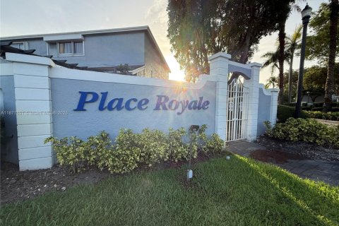 Townhouse in Miami, Florida 3 bedrooms, 166.67 sq.m. № 1920324 - photo 1