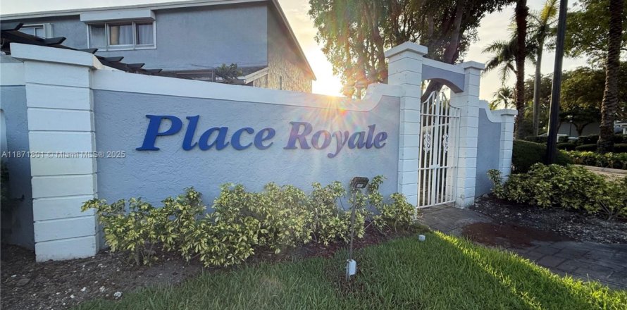 Townhouse in Miami, Florida 3 bedrooms, 166.67 sq.m. № 1920324