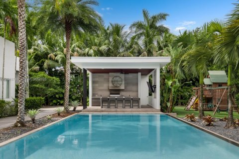 House in Pinecrest, Florida 8 bedrooms, 837.89 sq.m. № 2188794 - photo 11