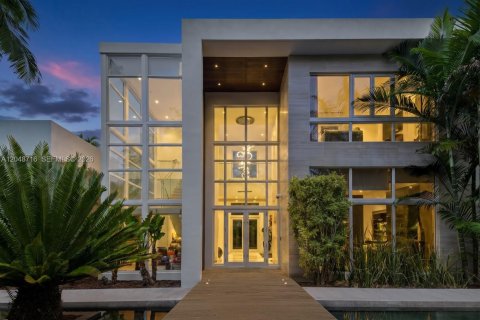 House in Pinecrest, Florida 8 bedrooms, 837.89 sq.m. № 2188794 - photo 4