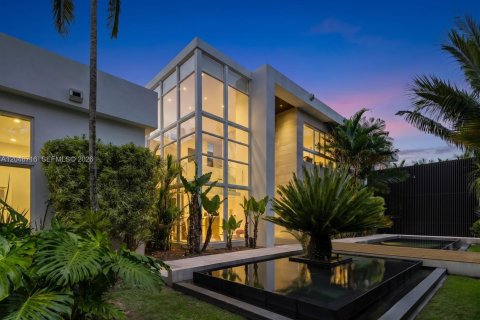 House in Pinecrest, Florida 8 bedrooms, 837.89 sq.m. № 2188794 - photo 6