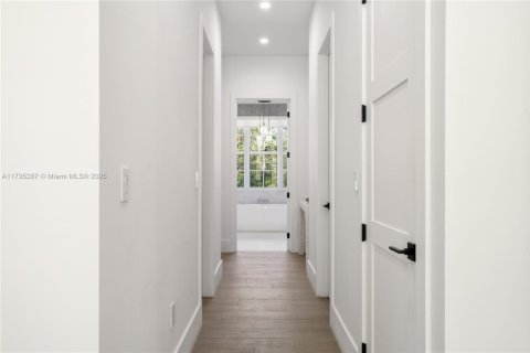 House in Miami, Florida 6 bedrooms, 507.06 sq.m. № 1989123 - photo 19