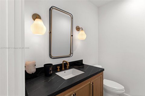 House in Miami, Florida 6 bedrooms, 507.06 sq.m. № 1989123 - photo 14