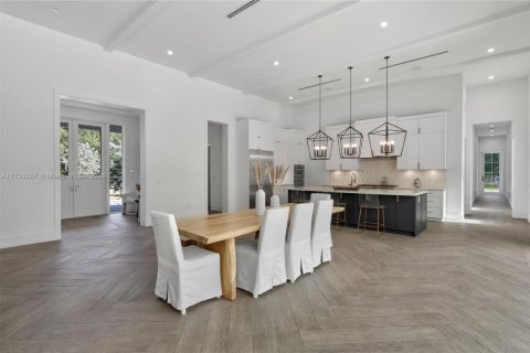 House in Miami, Florida 6 bedrooms, 507.06 sq.m. № 1989123 - photo 5
