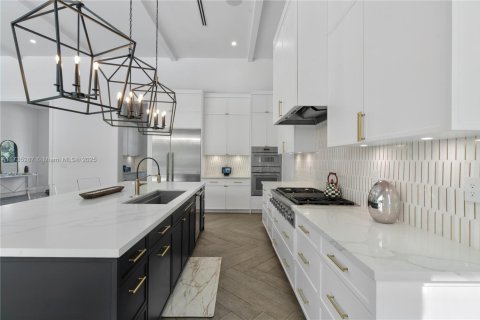 House in Miami, Florida 6 bedrooms, 507.06 sq.m. № 1989123 - photo 8