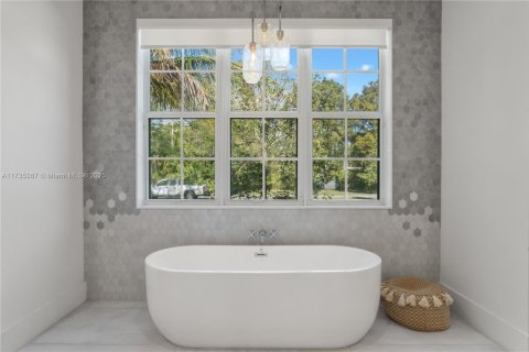 House in Miami, Florida 6 bedrooms, 507.06 sq.m. № 1989123 - photo 20