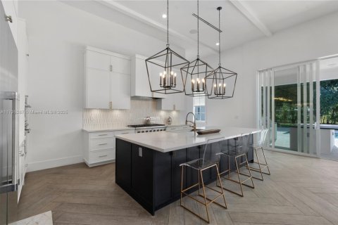 House in Miami, Florida 6 bedrooms, 507.06 sq.m. № 1989123 - photo 9