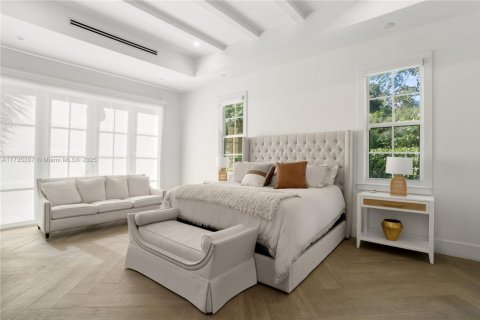 House in Miami, Florida 6 bedrooms, 507.06 sq.m. № 1989123 - photo 15