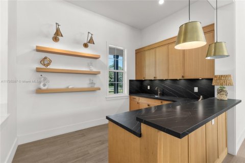 House in Miami, Florida 6 bedrooms, 507.06 sq.m. № 1989123 - photo 13