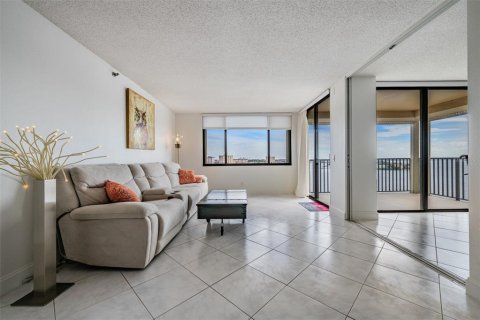 Condo in Saint Petersburg, Florida, 2 bedrooms  № 1747107 - photo 7