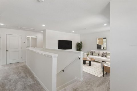 House in Apopka, Florida 4 bedrooms, 230.96 sq.m. № 2315054 - photo 13