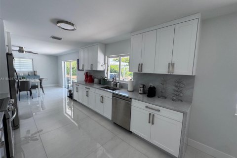 Casa en venta en Miami, Florida, 4 dormitorios, 176.51 m2 № 1836557 - foto 6