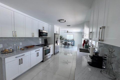 Casa en venta en Miami, Florida, 4 dormitorios, 176.51 m2 № 1836557 - foto 5
