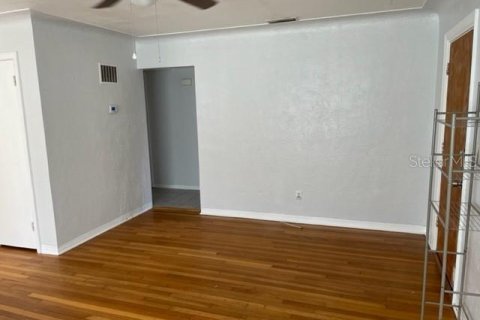 House in Saint Petersburg, Florida 2 bedrooms, 100.71 sq.m. № 2211479 - photo 3