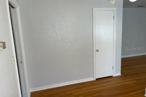House in Saint Petersburg, Florida 2 bedrooms, 100.71 sq.m. № 2211479 - photo 9