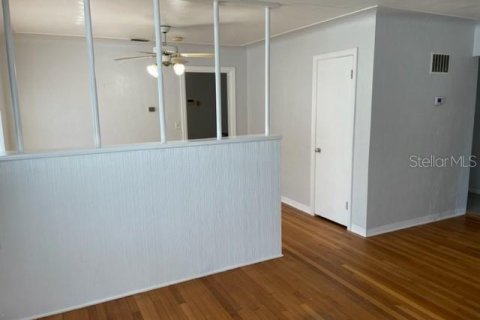 House in Saint Petersburg, Florida 2 bedrooms, 100.71 sq.m. № 2211479 - photo 4