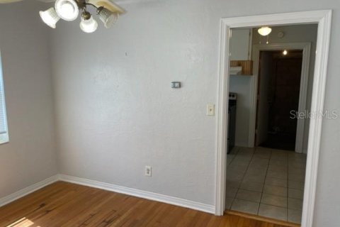 House in Saint Petersburg, Florida 2 bedrooms, 100.71 sq.m. № 2211479 - photo 8
