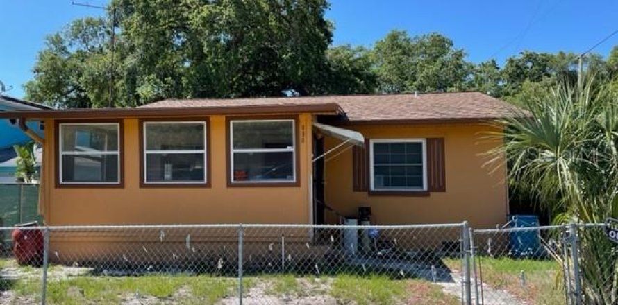 House in Saint Petersburg, Florida 2 bedrooms, 100.71 sq.m. № 2211479