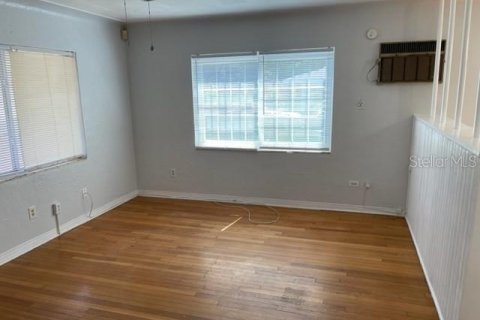 House in Saint Petersburg, Florida 2 bedrooms, 100.71 sq.m. № 2211479 - photo 5