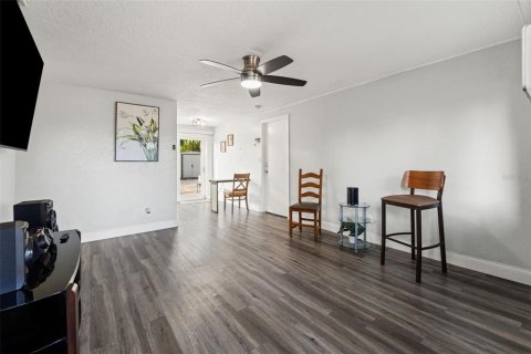 House in Largo, Florida 4 bedrooms, 93.83 sq.m. № 2092976 - photo 6